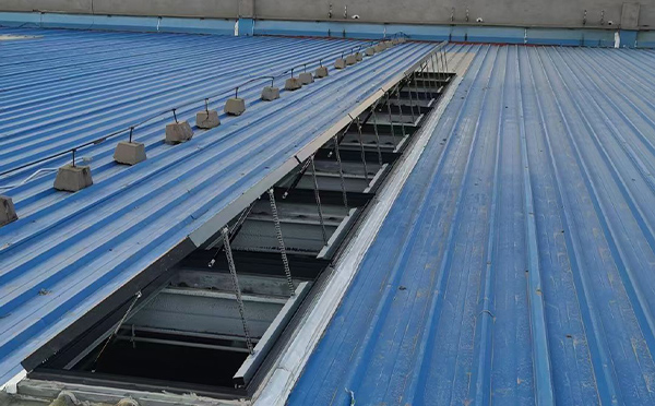 某城市大型商业综合体中庭民乐排烟窗工程